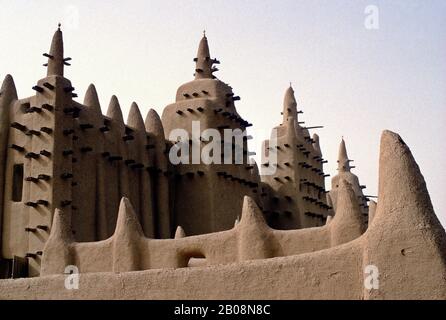 MALI, DJENNE, MOSCHEA COSTRUITA IN MATTONI DI FANGO, STILE ARCHITETTONICO TRADIZIONALE Foto Stock