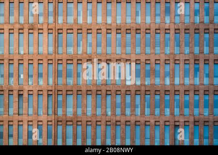 Facciata uniforme di un edificio d'ufficio Foto Stock