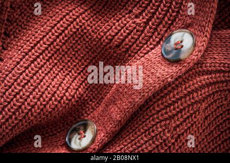 Bottoni di un cardigan lavorato a maglia di lana naturale Foto Stock