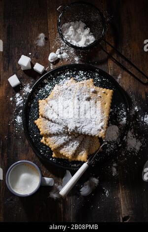 Biscotti shortbread spruzzati con zucchero a velo.dolce dessert.cibo E bevande Deliziosi. Foto Stock