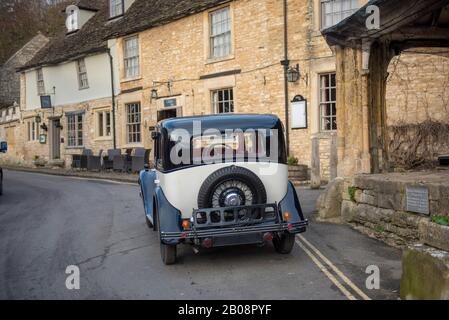 Morris Oxford sei auto a motore parcheggiata nel villaggio di Castle Combe, Wiltshire Foto Stock