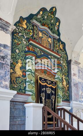 Torah Ark (Aron Kodesh) Alla Sinagoga, 1756, A Bobowa, Beskidian Foothills, Carpazi Occidentali, Malopolska, Polonia Foto Stock