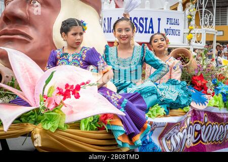 Al festival di danza Marinera sfilata in Trujillo Perù Foto Stock