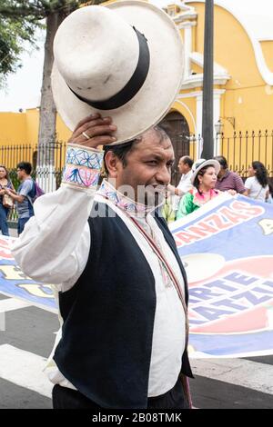 Uomo in costume tipico alla sfilata del festival di danza Marinera a Trujillo Perù Foto Stock