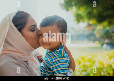 Momenti di stile di vita felici. Mamma e il suo bambino si divertano a Dubai all'aperto in un parco. Foto Stock