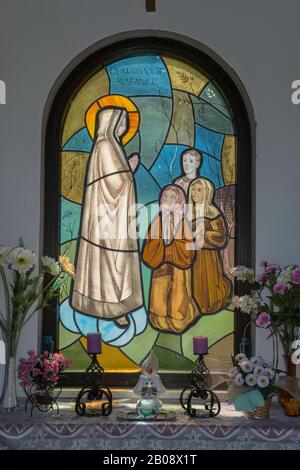 Pregate il Rosario, vetrate di Dominik Chmielewski, 2010, cappella stradale vicino al villaggio di Binczarowa, Carpazi occidentali, Malopolska Polonia Foto Stock