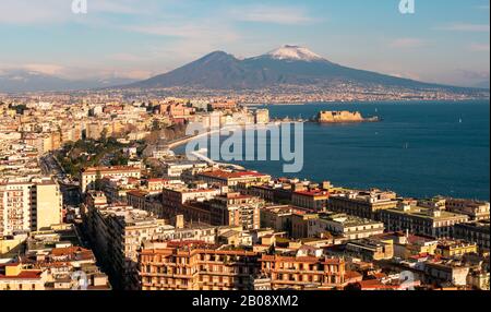 Veduta panoramica aerea di Napoli con il vulcano Vesuvio Foto Stock