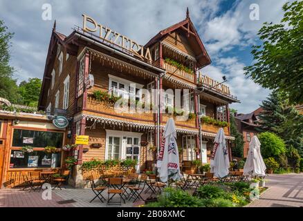 Storica villa in legno ispirata allo stile chalet svizzero nella località termale Krynica Zdroj, nella regione di Beskid Sadecki, nei Carpazi occidentali, in Malopolska, in Polonia Foto Stock