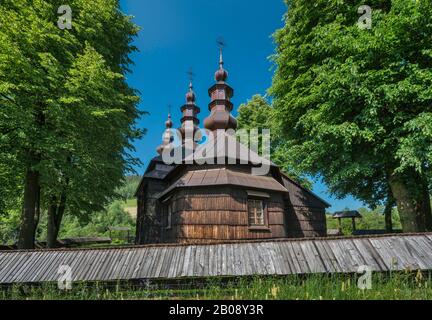 San Luca Evangelista Chiesa, 19th secolo, legno, greco-cattolico, nel villaggio di Jastrzebik, catena montuosa Beskid Sadecki, Malopolska, Polonia Foto Stock