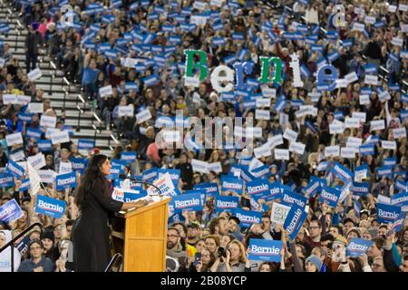 Alternativa socialista il membro del Consiglio della città di Seattle Kshama Sawant parla ai sostenitori di un rally con il senatore statunitense Bernie Sanders a Tacoma, Washington lunedì 17 febbraio 2020. Sanders è in carica per la nomina democratica del 2020 a presidente contro un affollato campo di candidati. Foto Stock