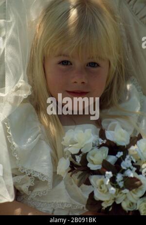 Closeup piccola bridesmaid vestito in crema Foto Stock