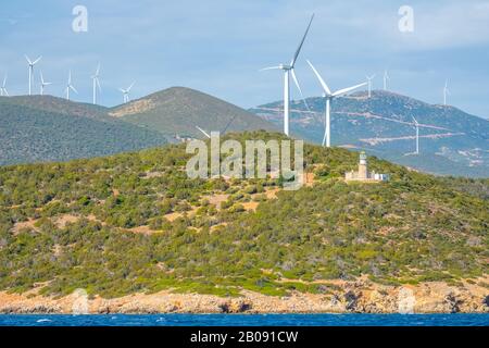 Grecia. Costa collinare del Golfo di Corinto in condizioni di sole. Molti parchi eolici e l'antico edificio del faro Foto Stock