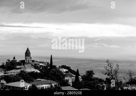 Antiche fortificazioni in bianco e nero nella città Sighnaghi (Sighnaghi) in Georgia, regione Kakheti, Caucaso montagne. Foto Stock