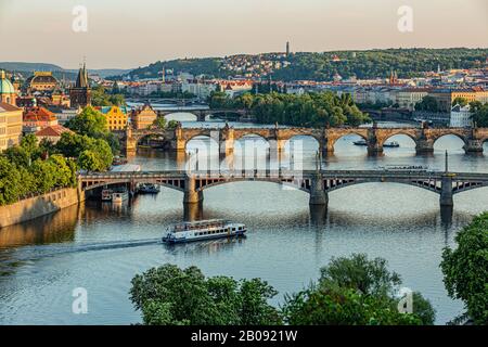 Praga / Repubblica Ceca - 23 maggio 2019: Vista panoramica del paesaggio urbano, il fiume Moldava e Ponte Carlo, Manes e Jirasek ponti attraverso l'acqua. Foto Stock