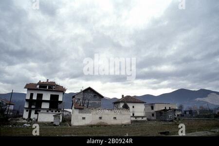 8th gennaio 1994 pulizia Etnica durante la guerra nella Bosnia centrale: Case e edifici bruciati a Grbavica, alla periferia di Vitez, aggrediti dalle forze dell'UAV (croato bosniaco) quattro mesi prima. Foto Stock