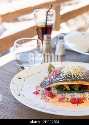 Pesce Di Orata Sul Tavolo Del Ristorante Vicino Alla Spiaggia Foto Stock