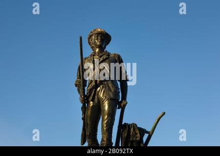 La statua di Minute Man accanto al Ponte Vecchio Nord al Minute Man National Historical Park di Concord, Massachusetts, durante i mesi invernali. Questo footbri Foto Stock