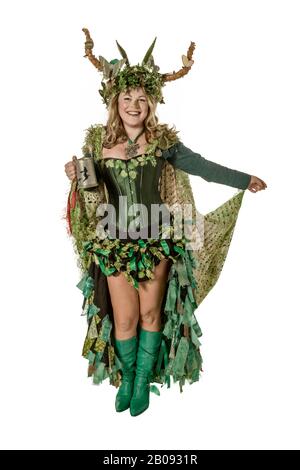 Giovane donna in costume al tradizionale Jack di Hastings nel Festival Verde. Hastings. Sussex Orientale. Inghilterra. REGNO UNITO Foto Stock