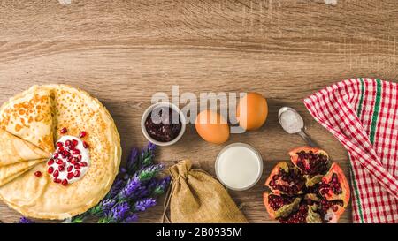 frittelle tradizionali sane a base di farina di riso su tavola di legno Foto Stock