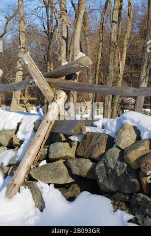 Recinzione in legno vicino alla taverna Hartwell lungo la Battle Road at Minute Man National Historical Park a Lincoln, Massachusetts, durante i mesi invernali. Foto Stock