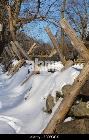 Recinzione in legno vicino alla taverna Hartwell lungo la Battle Road at Minute Man National Historical Park a Lincoln, Massachusetts, durante i mesi invernali. Foto Stock