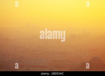 Scenario aereo di serata nebbia a Vienna Foto Stock