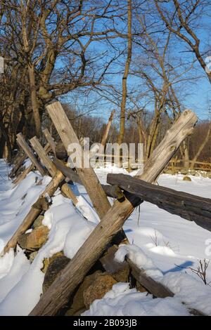 Recinzione in legno vicino alla taverna Hartwell lungo la Battle Road at Minute Man National Historical Park a Lincoln, Massachusetts, durante i mesi invernali. Foto Stock