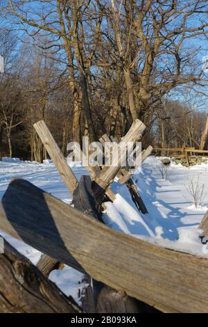 Recinzione in legno vicino alla taverna Hartwell lungo la Battle Road at Minute Man National Historical Park a Lincoln, Massachusetts, durante i mesi invernali. Foto Stock