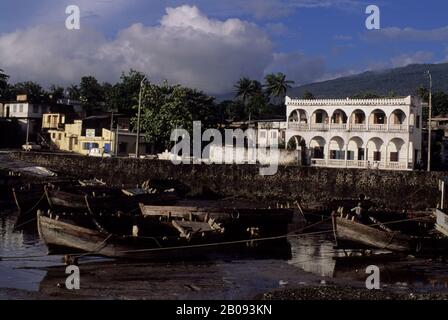 ISOLE COMORO, GRAND COMORE, MORONI, BARCHE NEL PORTO CON BASSA MAREA Foto Stock