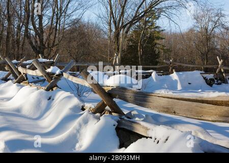 Recinzione in legno vicino alla taverna Hartwell lungo la Battle Road at Minute Man National Historical Park a Lincoln, Massachusetts, durante i mesi invernali. Foto Stock