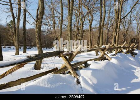 Recinzione in legno vicino alla taverna Hartwell lungo la Battle Road at Minute Man National Historical Park a Lincoln, Massachusetts, durante i mesi invernali. Foto Stock