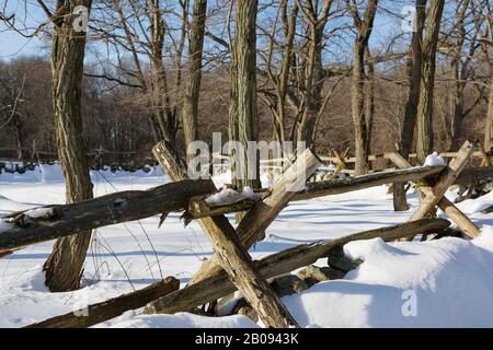 Recinzione in legno vicino alla taverna Hartwell lungo la Battle Road at Minute Man National Historical Park a Lincoln, Massachusetts, durante i mesi invernali. Foto Stock