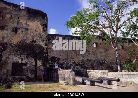 KENYA, MOMBASA, VECCHIA FORTEZZA PORTOGHESE, FORT JESUS, COSTRUITO NEL 1593, TURISTI Foto Stock