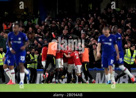 I giocatori del Manchester United festeggiano dopo che il compagno di squadra Harry Maguire segna il loro secondo gol laterale del gioco durante la partita della Premier League a Stamford Bridge, Londra. Foto Stock