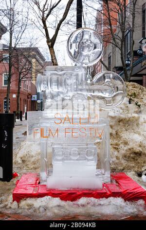 Sculture di ghiaccio al Festival delle sculture di ghiaccio di Salem, Massachusetts, durante i mesi invernali. Foto Stock