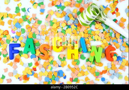 Carnival tradurre il fasamento tedesco, concetto con confetti e oggetti da festa Foto Stock