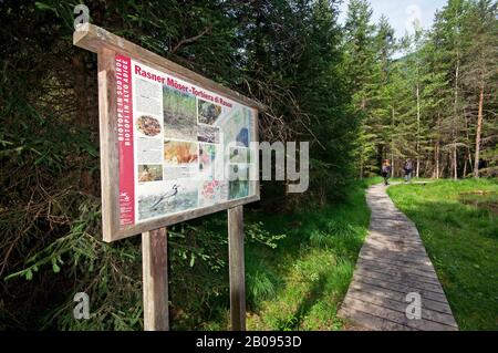 Cartello informativo e passerella in legno a Rasun Bog (Rasner Moser), Valle Anterselva (Anterselva), Osttirol, Trentino Alto Adige, Italia Foto Stock