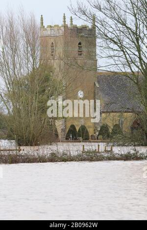 Inondazione nel Gloucestershire rurale dopo la tempesta Dennis ha causato il fiume Severn di rompere le sue banche e inondare numerose comunità rurali in Gloucestershi Foto Stock