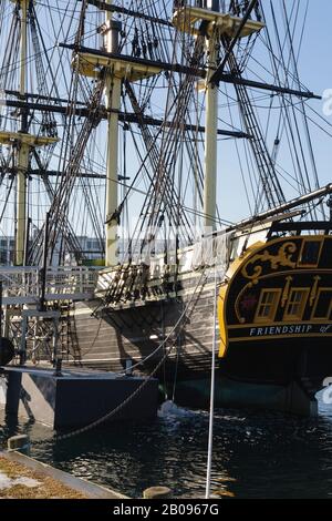 L'amicizia di Salem Tall Ship (una replica di una nave 1797 East Indiaman) ormeggiata a Derby Wharf a Salem, Massachusetts USA. Derby Wharf fa parte di t Foto Stock