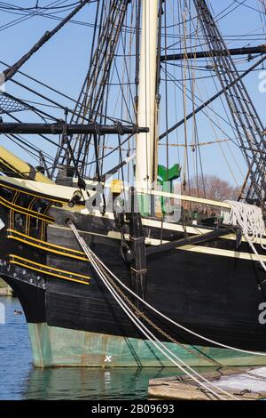 L'amicizia di Salem Tall Ship (una replica di una nave 1797 East Indiaman) ormeggiata a Derby Wharf a Salem, Massachusetts USA. Derby Wharf fa parte di t Foto Stock