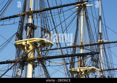 L'amicizia di Salem Tall Ship (una replica di una nave 1797 East Indiaman) ormeggiata a Derby Wharf a Salem, Massachusetts USA. Derby Wharf fa parte di t Foto Stock