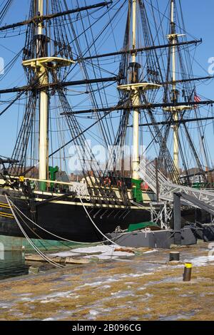 L'amicizia di Salem Tall Ship (una replica di una nave 1797 East Indiaman) ormeggiata a Derby Wharf a Salem, Massachusetts USA. Derby Wharf fa parte di t Foto Stock