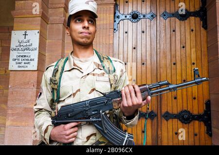 Un soldato armato dell'esercito egiziano a guardia della cattedrale cattolica di Ismailia, Egitto Foto Stock