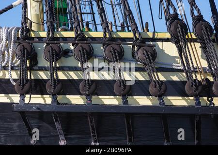 L'amicizia di Salem Tall Ship (una replica di una nave 1797 East Indiaman) ormeggiata a Derby Wharf a Salem, Massachusetts USA. Derby Wharf fa parte di t Foto Stock