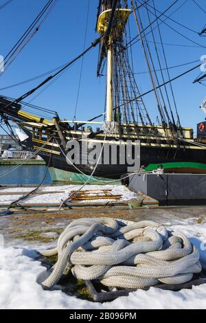 L'amicizia di Salem Tall Ship (una replica di una nave 1797 East Indiaman) ormeggiata a Derby Wharf a Salem, Massachusetts USA. Derby Wharf fa parte di t Foto Stock