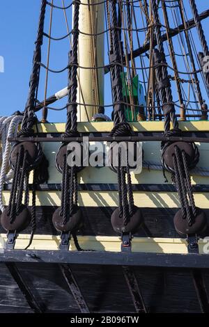 L'amicizia di Salem Tall Ship (una replica di una nave 1797 East Indiaman) ormeggiata a Derby Wharf a Salem, Massachusetts USA. Derby Wharf fa parte di t Foto Stock