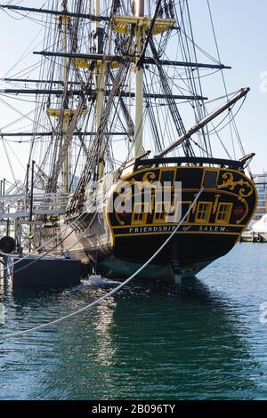 L'amicizia di Salem Tall Ship (una replica di una nave 1797 East Indiaman) ormeggiata a Derby Wharf a Salem, Massachusetts USA. Derby Wharf fa parte di t Foto Stock