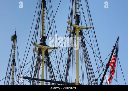 L'amicizia di Salem Tall Ship (una replica di una nave 1797 East Indiaman) ormeggiata a Derby Wharf a Salem, Massachusetts USA. Derby Wharf fa parte di t Foto Stock