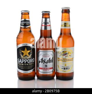 Irvine, California - 11 GENNAIO 2015: Tre bottiglie di birre giapponesi. Sapporo, Asahi e Kirin Ichiban sono tre delle più popolari birre giapponesi importe Foto Stock