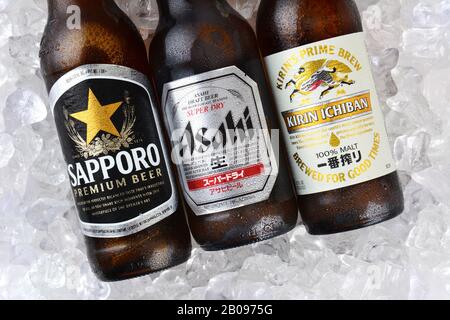 Irvine, California - 11 GENNAIO 2015: Tre bottiglie di birre giapponesi su un letto di ghiaccio. Sapporo, Asahi e Kirin Ichiban sono tre dei giapponesi più popolari Foto Stock